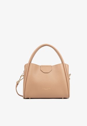 Sac à main en cuir texturé beige avec poignées arrondies, quincaillerie dorée et bandoulière amovible, présenté sur un fond blanc.