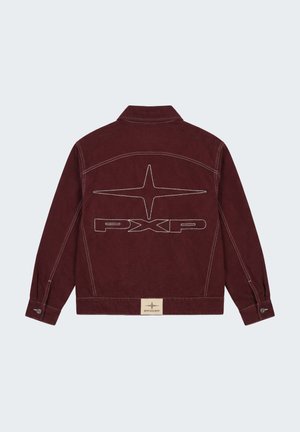 Veste rouge foncé avec étoile blanche brodée et logo "PXP" au dos, poignets à boutons et patch logo beige à l'ourlet.