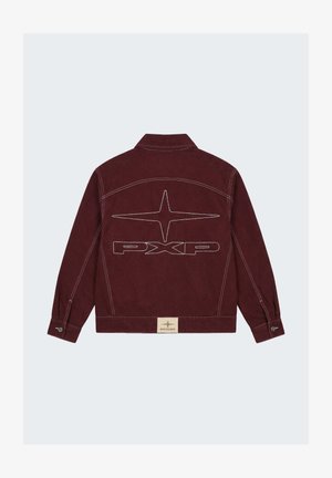 Veste rouge foncé avec étoile blanche brodée et logo "PXP" au dos, poignets à boutons et patch logo beige à l'ourlet.