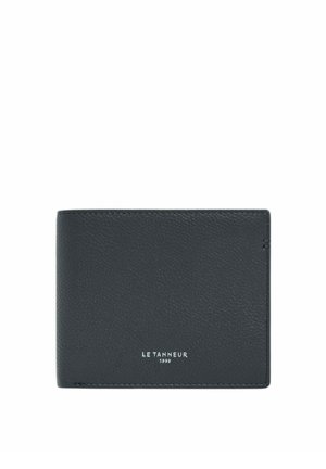 Schwarze Lederbrieftasche mit strukturierter Oberfläche und weißem "Le Tanneur 1898"-Logo mittig auf der Vorderseite.