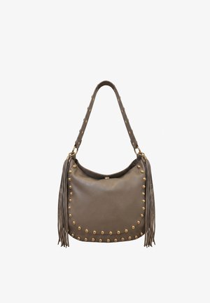 Sac à main en cuir marron avec des clous dorés soulignant la poche avant et de longues franges des deux côtés.