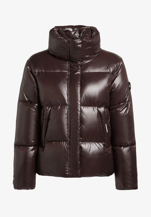 Brūna pufferis jaka ar spīdīgu apdari, augstu apkakli, rāvējslēdzēja aizdari un divām priekšējām kabatām. Raksturīgas horizontālas šūtas sadaļas.