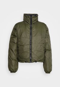 Giacca puffer cropped verde oliva con colletto alto, zip frontale, polsini elasticizzati e fondo con cordoncino. Materiale esterno liscio e lucido.