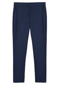 Tmavě modré kalhoty z hladké látky mají úzký střih, poutka na pásek, boční kapsy a zapínání na jeden knoflík.
