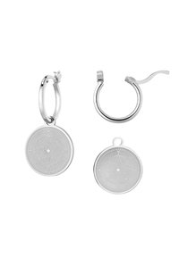 Orecchini a cerchio in argento con charm a tema bussola e indicatori direzionali incisi. Texture liscia, finitura lucida e forma circolare.