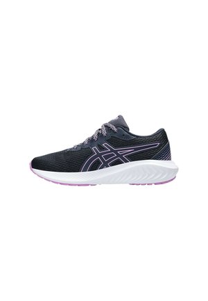 Scarpe sportive nere e viola con tomaia in rete, dotate di una intersuola bianca, dettagli testurizzati e lacci a contrasto. Design leggero.
