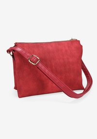 Bolso bandolera rojo con un patrón de diamantes, material texturizado, cierre de cremalleras y correa ajustable. Presenta detalles en hardware en tono dorado.