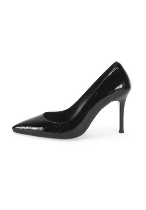 Chaussure à talon haut en cuir verni noir avec un bout pointu, présentant une surface texturée et un talon aiguille mince et élégant.