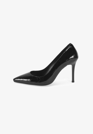 Schwarzer Lackleder-High-Heel-Schuh mit spitzer Zehe, der eine strukturierte Oberfläche und einen schlanken, eleganten Stiletto-Absatz aufweist.