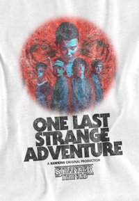 Ein weißes T-Shirt mit einem grafischen Print von fünf Charakteren vor einem rot-blauen Hintergrund, mit dem Text "EIN LETZTES STRANGES ABENTEUER."