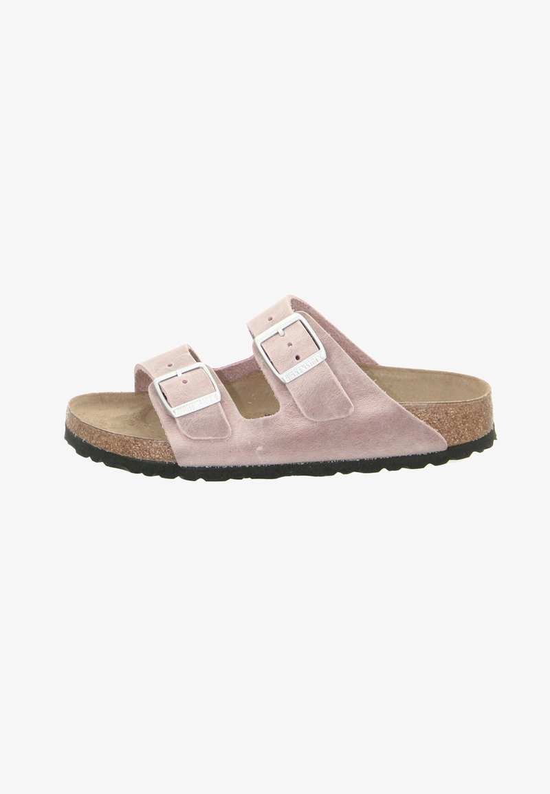 Roze suede sandaal met twee verstelbare banden, zilveren gespen en een kurken voetbed. Gestructureerde zwarte rubberen zool. Open teen ontwerp.