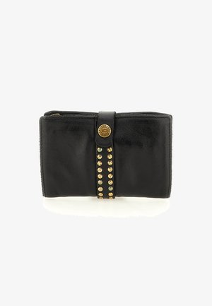 Portafoglio in pelle nera con forma arrotondata, una fascia centrale con borchie dorate e un accento logo in oro. Texture liscia con una leggera lucentezza.