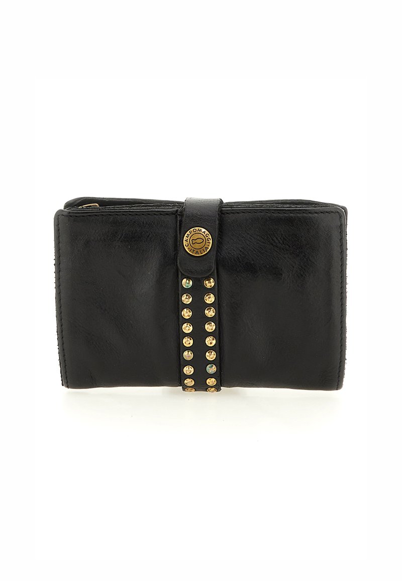 Portafoglio in pelle nera con forma arrotondata, una fascia centrale con borchie dorate e un accento logo in oro. Texture liscia con una leggera lucentezza.