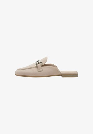 Pantofole beige in morbido materiale scamosciato, design senza lacci, punta appuntita e dettaglio con fibbia argentata sulla parte superiore. Suola piatta con tacco minimo.