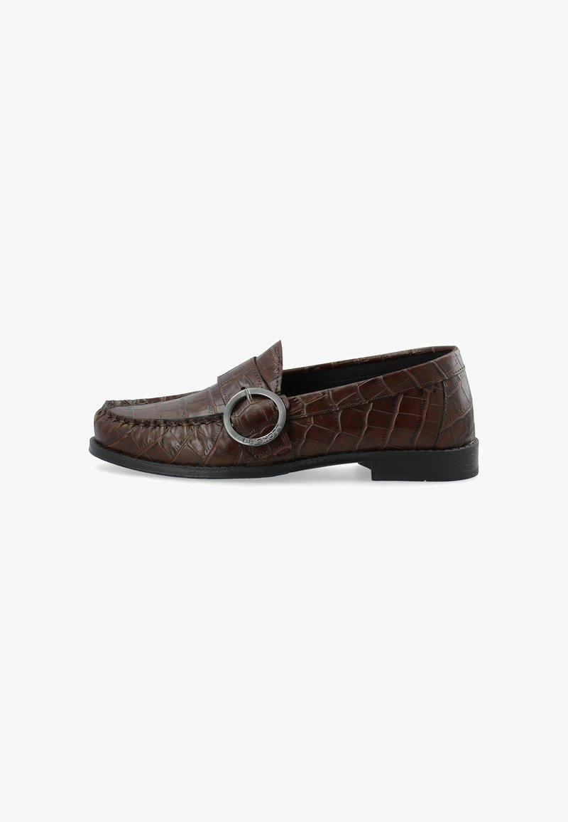 Mocassin en cuir marron foncé à texture crocodile avec boucle argentée ronde sur semelle noire vu de côté.