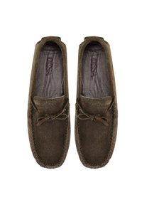 Bruine suède slippers met een gestikt ontwerp, zachte textuur, strikdetail aan de voorkant en een gevoerde binnenkant.