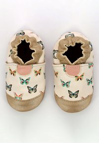 Scarpe in pelle per bambini con stampa a farfalla in vari colori. Parte superiore in morbido beige, bordo elastico e punta arrotondata dorata. Accento rosa abbinato.