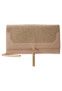 Kädillä pidettävä käsilaukku, jossa on kultapölyn yläosa, beige alaosa, ketjuhihna ja kultatupsu yksityiskohtana klipsissä.