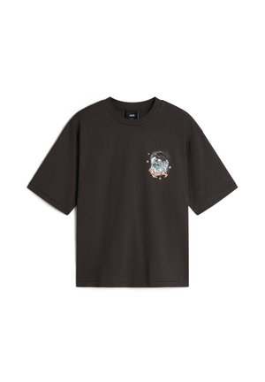 Schwarzes Baumwoll-T-Shirt mit Rundhalsausschnitt und kurzen Ärmeln. Mit einem stilisierten grafischen Design von Händen und Sternen im linken Brustbereich.