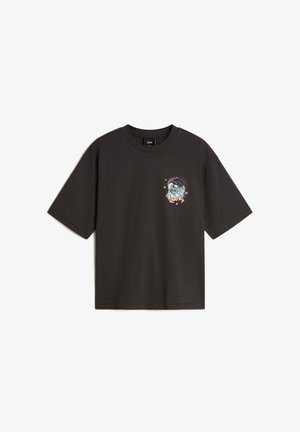 Schwarzes Baumwoll-T-Shirt mit Rundhalsausschnitt und kurzen Ärmeln. Mit einem stilisierten grafischen Design von Händen und Sternen im linken Brustbereich.