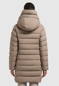 Beige Daunenjacke mit horizontal gestepptem Design, großer Kapuze und Daumenlöchern an den Bündchen. Strukturierter Stoff mit glatter Oberfläche und leicht glänzendem Finish.