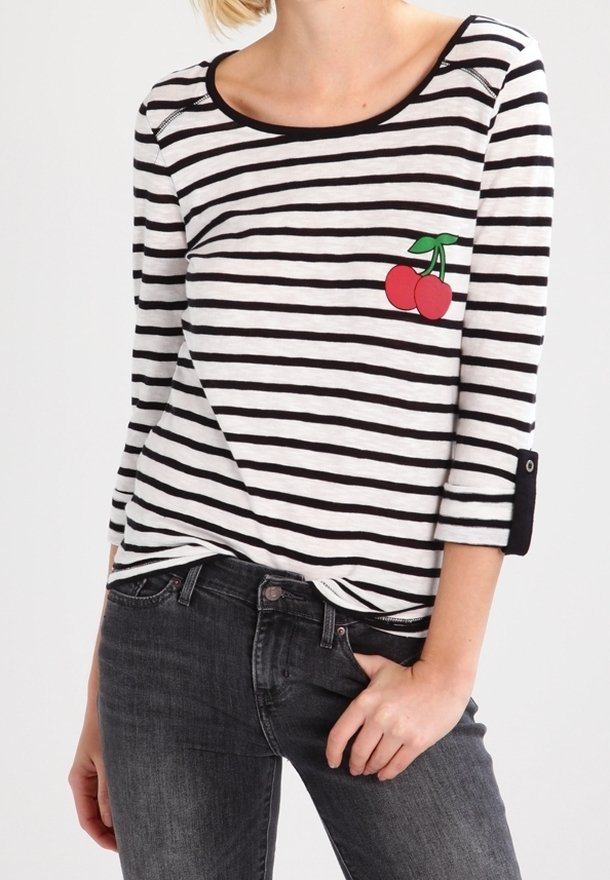 Pasiasta koszula z długim rękawem w czarno-białym kolorze, z grafiką wiśni na lewej piersi i czarnymi akcentami na rękawach.