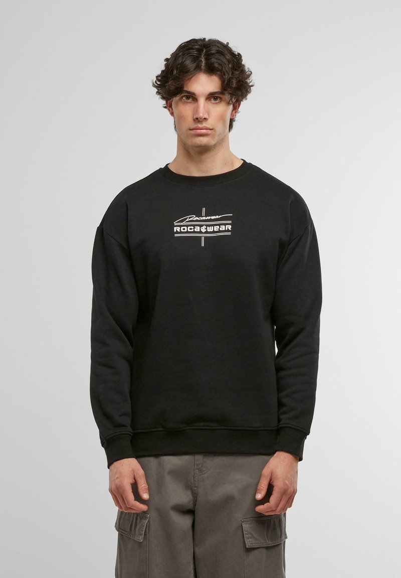Sudadera negra con cuello redondo, mangas largas y puños acanalados. Presenta un diseño de logo frontal en blanco, fabricada con una mezcla de algodón.