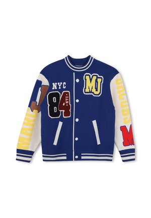Veste style varsity bleue avec manches blanches, poignets rayés, poches avant et écussons brodés comprenant "84," "NYC," et "MJ."