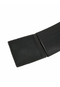 Portafoglio in pelle nera con finitura testurizzata, dotato di un compartimento aperto, slot per carte e un inserto in rete per la visibilità.