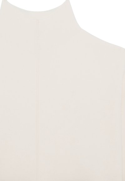 Maglione panna a collo alto con una cucitura verticale visibile che corre lungo il centro anteriore.