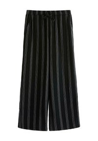Pantaloni a gamba larga a righe bianche e nere con vita regolabile, caratterizzati da una texture morbida e due tasche laterali.