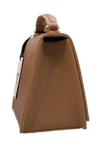 Borsa a tracolla in pelle marrone con un design strutturato e angolare. Presenta hardware dorato e una texture a motivo. Include un'etichetta removibile.