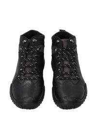 Černé turistické boty mají texturovaný kožený svršek, zpevněné okoukané, a kontrastní bílé tkaničky, s robustní gumovou podrážkou pro lepší trakci.