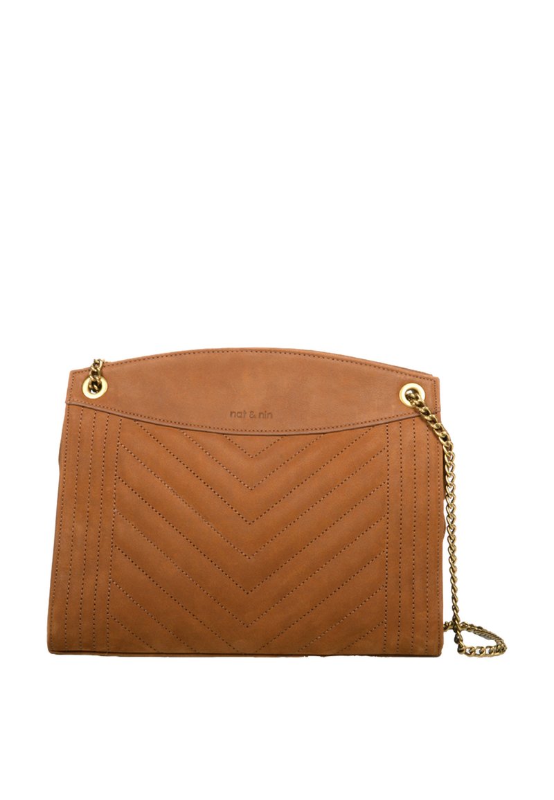 Sac à main en cuir beige avec un design en chevrons matelassé, comprenant une bandoulière en chaîne dorée et un dessus lisse. Logo en relief en haut.