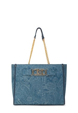 Borsa blu con motivo paisley, manici a catena dorati e fibbia centrale dorata con logo su sfondo bianco.