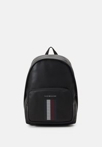 Zaino nero realizzato in materiale sintetico con forma arrotondata. Caratterizzato da una tasca frontale con un motivo a righe verticali in bianco, rosso e blu.