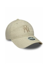 Beige Baseballkappe mit gebogenem Schirm, Stoffstruktur und gesticktem Logo. Verfügt über ein Größenetikett, das am Schirm angebracht ist.