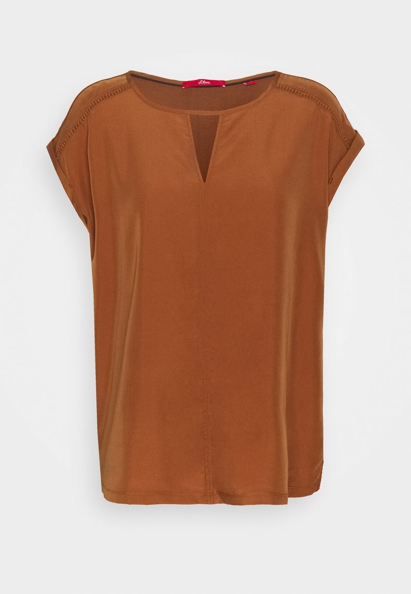 Blouse marron à manches courtes avec un col rond et une petite encoche en V au centre devant, présentée sur fond blanc.
