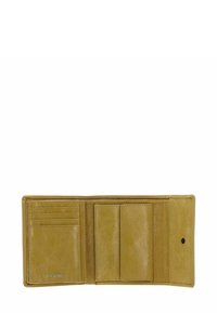 Portefeuille en cuir jaune avec plusieurs emplacements pour cartes et compartiments, texture lisse, et fermeture à bouton. Détails de coutures le long des bords.