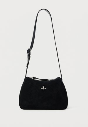 Μαύρη σουέντ τσάντα ώμου με ρυθμιζόμενο λουρί και ασημένιο φερμουάρ, με μικρό ασημένιο έμβλημα πλανήτη στο κέντρο της πρόσοψης.