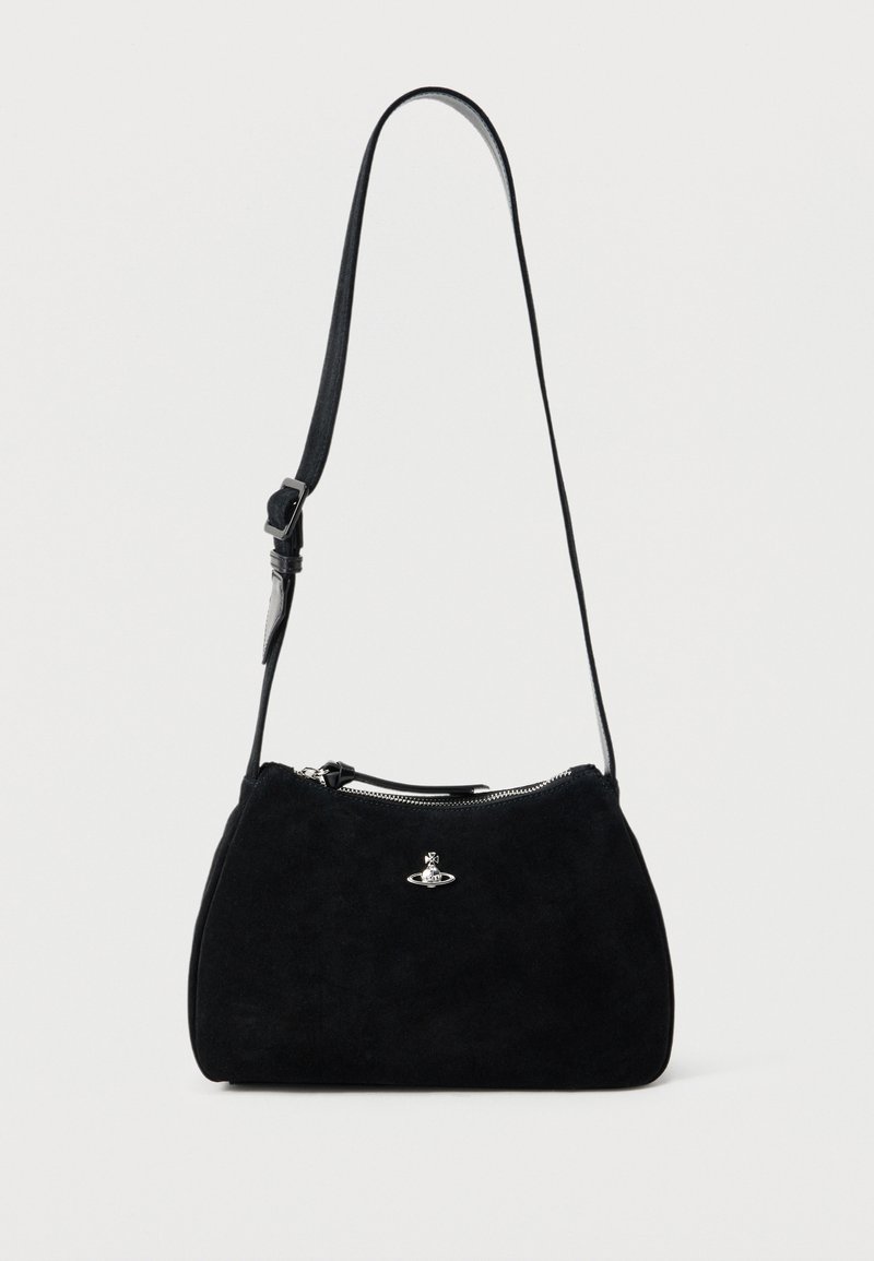 Μαύρη σουέντ τσάντα ώμου με ρυθμιζόμενο λουρί και ασημένιο φερμουάρ, με μικρό ασημένιο έμβλημα πλανήτη στο κέντρο της πρόσοψης.