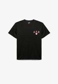 Czarna koszulka z krótkimi rękawami, okrągłym dekoltem, wewnętrznym czerwonym przeszyciem oraz nadrukowanym logo "A.T.H" w czerwonym i białym kolorze po lewej stronie klatki piersiowej.