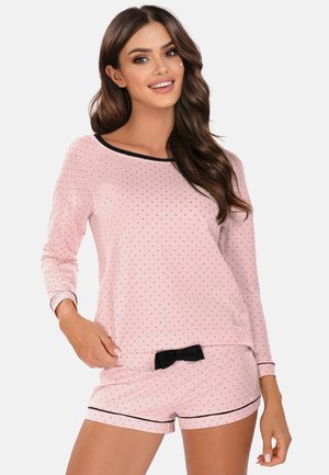 Lyserød pyjamas sæt med prikker, der inkluderer en langærmet top med sort kant og matchende shorts med elastisk talje og sort sløjfedetail.