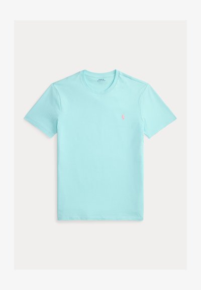 Ljusblå kortärmad t-shirt med rund hals och liten rosa Ralph Lauren Polo-logotyp på vänster bröst, uppspänd på vit bakgrund.
