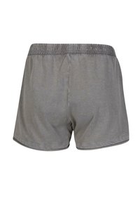 Shorts en coton gris avec une ceinture élastique, présentant un design simple et une texture douce. L'ourlet est fini avec une couture soignée.