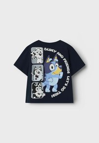 Tamsiai mėlyna marškinė su animacinių personažų piešiniais nugaros pusėje, su tekstu "Bluey and Friends" ir žaismingais baltais bei šviesiai mėlynais dizainais.