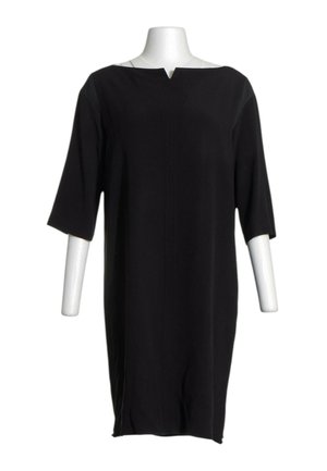 Schwarzes knielanges Kleid mit dreiviertel Ärmeln und kleinem V-Ausschnitt am runden Ausschnitt auf einer weißen Schaufensterpuppe.