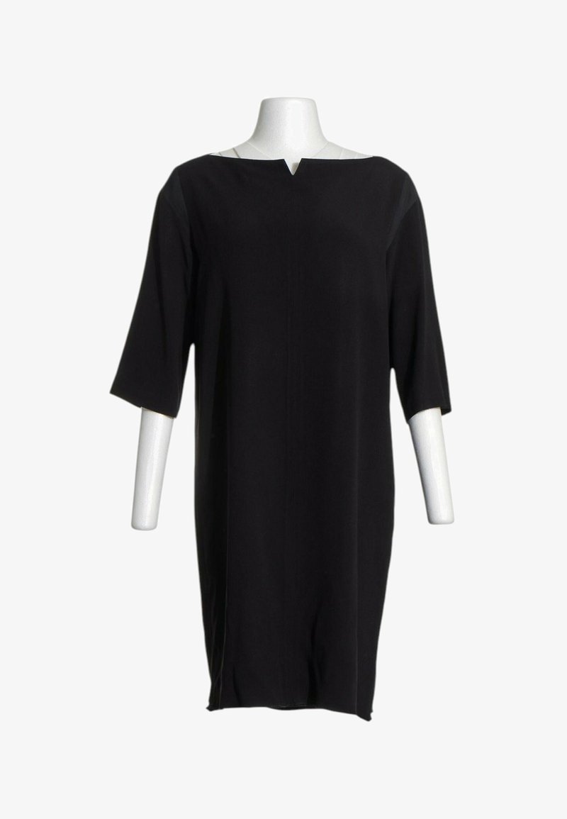 Robe noire jusqu'aux genoux avec manches trois-quarts et petite encoche en V à l'encolure ronde sur un mannequin blanc.