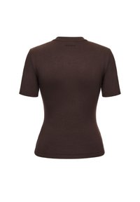 Brązowy top z krótkim rękawem o dopasowanym kroju, wykonany z miękkiego materiału, z prostym okrągłym dekoltem i bez widocznych wzorów ani zdobień.