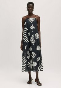 Schwarzes ärmelloses Kleid mit weißen, maritim inspirierten Mustern, das ein fließendes Design und leichtes Material aufweist, mit verstellbaren Trägern.